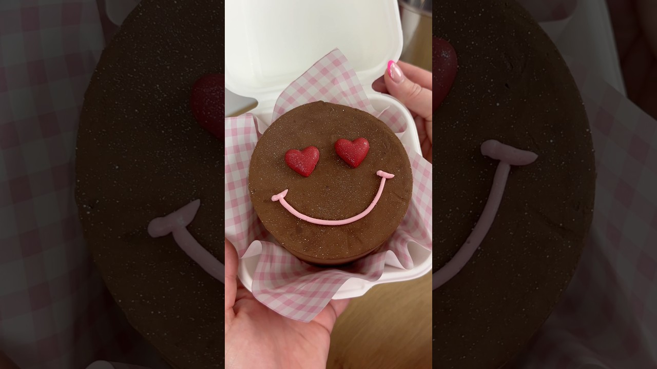 Make the happiest Bento Cakes for Valentine’s Day with Frost Form! 😍 www.frostform.com ❤️